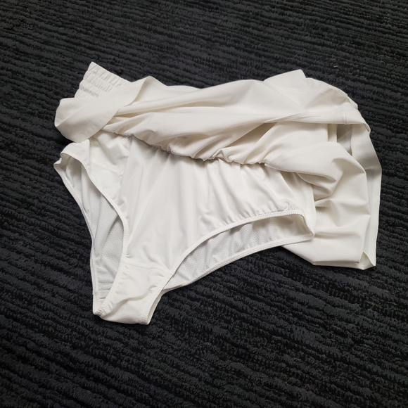 Abercrombie YPB MotionTEK Women's Size M White Workout Shorts With Cinch Waist - Picture 7 of 7